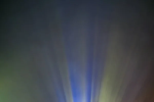 Projetor feixe de luz colorido através de fumaça para filme e cinema — Fotografia de Stock