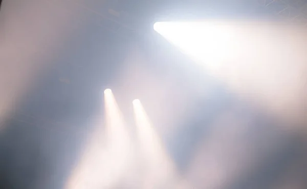 Projektörler duman içinde ışık demeti — Stok fotoğraf