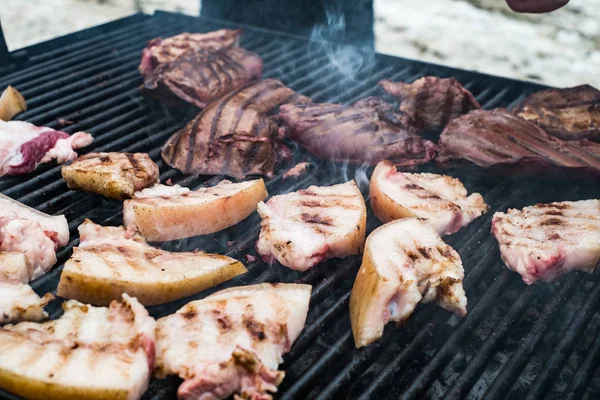 Rohes Schweinefleisch saftige Stücke Steak von Fleisch Rindfleisch auf dem Grill — Stockfoto