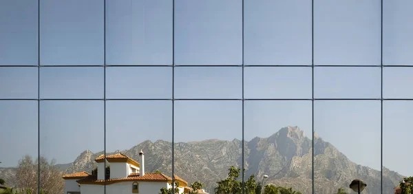 현대 건물의 창에 반사 — 스톡 사진
