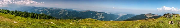 Erholsame Momente auf dem Gipfel des Berges — Stockfoto