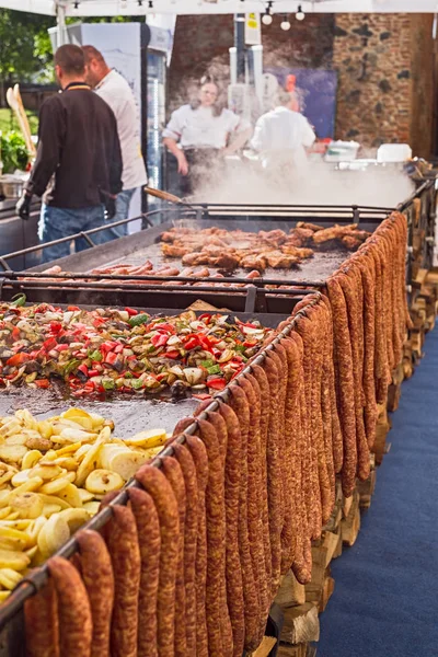 Rumänische Essenszubereitung am Marktstand in der Stadt Sibiu, rom — Stockfoto