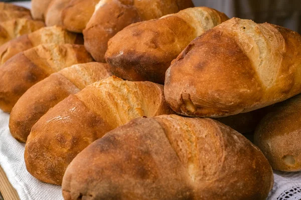Hagyományos román kenyér a piacon standon — Stock Fotó
