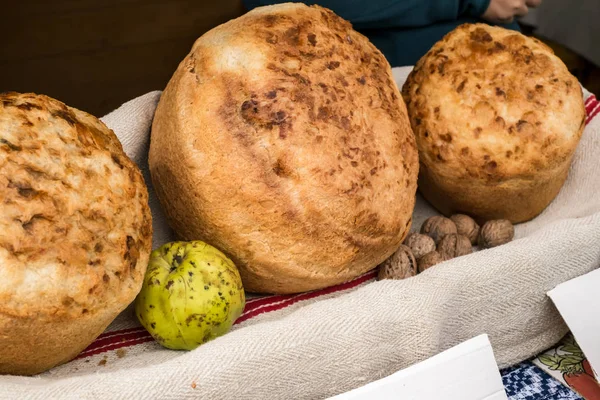 Rumänskt traditionellt bröd på marknaden stall — Stockfoto