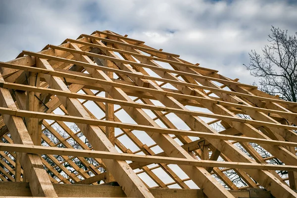 Dach von Holzscheunen bei bewölktem Himmel im Bau — Stockfoto