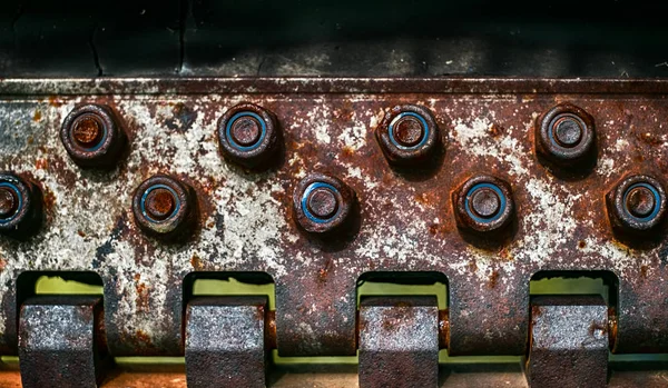 Tuercas oxidadas niqueladas con cerradura azul en un tablero oxidado —  Fotos de Stock