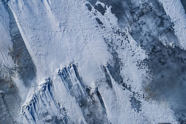 Buz gölü üzerinde paramparça kar — Stok fotoğraf