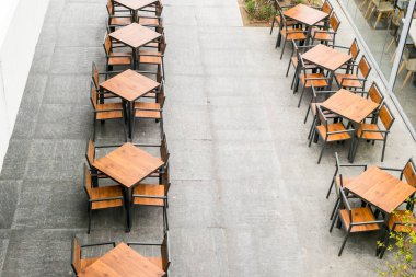 kahve dükkanında masalar ve boş sandalyeler