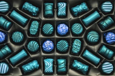 Kutuda turkuaz çikolata şekerleri