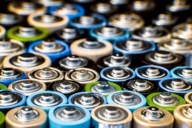 çeşitli boyut ve renklerde kullanılan tek kullanımlık drenaj pilleri