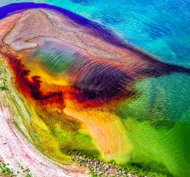 Endüstriyel atıklarla kirlenen nehir