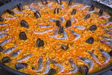 Pazar tezgahında Deniz Ürünleri Paella hazırlık