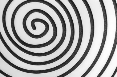 Siyah arka plan üzerinde basit beyaz spiral