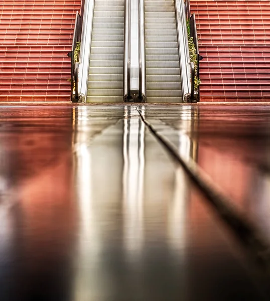 Taş merdiven ve yürüyen merdivenler — Stok fotoğraf