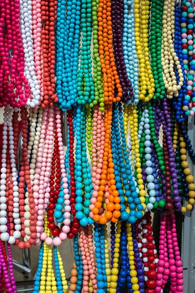 Cordones de cuentas de colores en el mercado español de la ciudad de Málaga —  Fotos de Stock