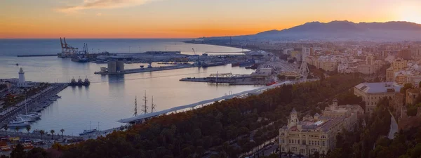 Zonsondergang over de stad Malaga — Stockfoto