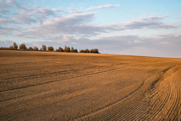 Por do sol sobre o campo agrícola — Fotografia de Stock