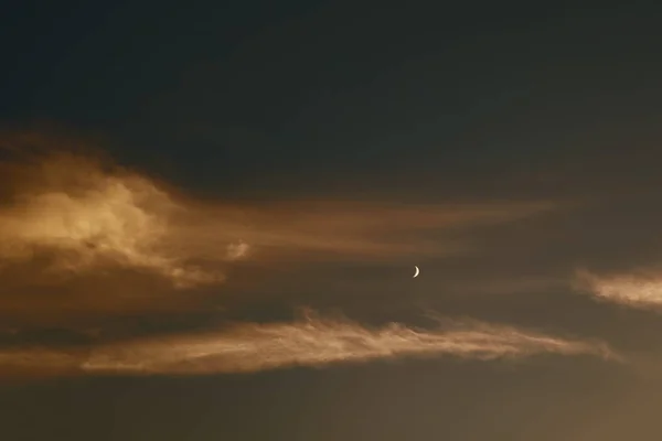 Ηλιοβασίλεμα με θυελλώδεις σύννεφα και φεγγάρι — Φωτογραφία Αρχείου