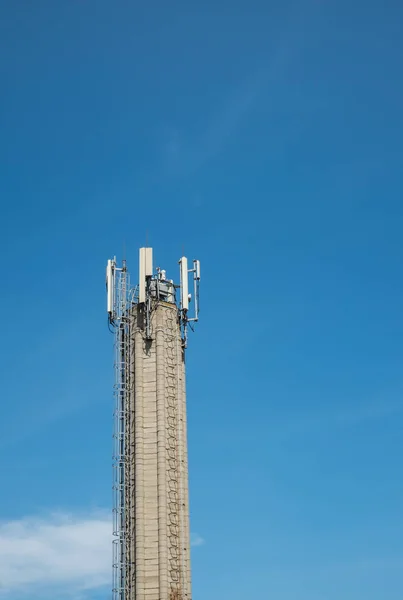 Telekommunikationen hårdnar står hög med antenner — Stockfoto
