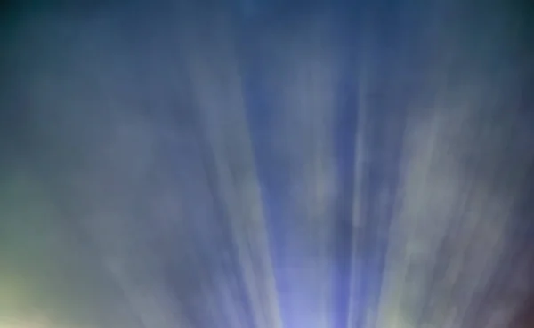Kolorowy projektor wiązki światła przez dym — Zdjęcie stockowe