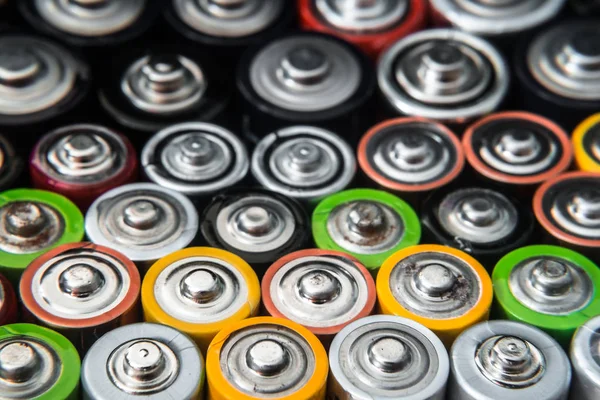 Baterías de drenaje desechables utilizadas de varios tamaños y colores — Foto de Stock