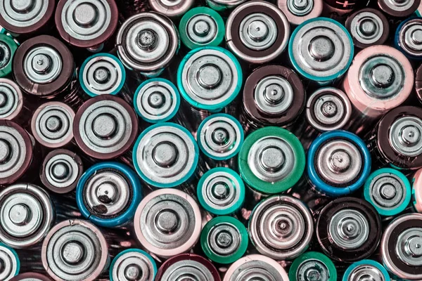 Baterias de drenagem descartáveis usadas de vários tamanhos — Fotografia de Stock