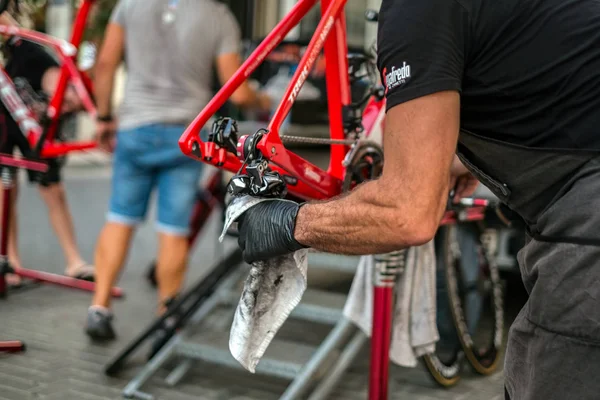 Hombre mayor manos limpieza de la bicicleta de cadena — Foto de Stock