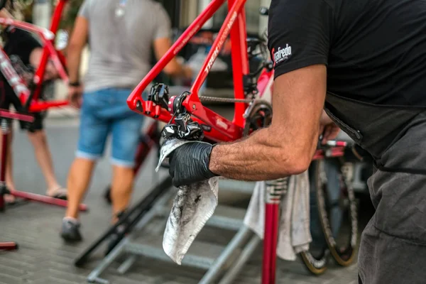 Senior man hands cleaning the chain bike — Stock Photo, Image