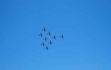 Uçakakrobasi grubu bir gösteri uçuşu gerçekleştirin