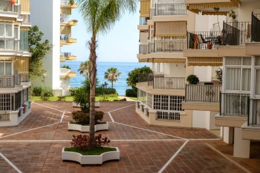 deniz kıyısında apartmanlar ile alan