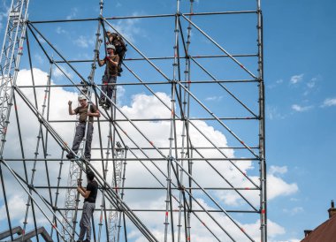 İnşaat işçileri iskele üzerinde çalışıyor.
