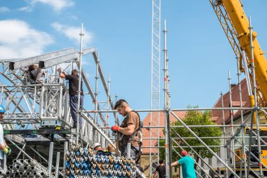 İnşaat işçileri iskele üzerinde çalışıyor.