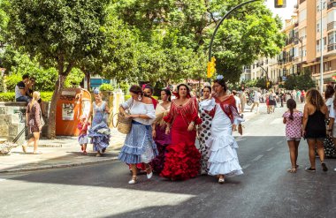 Feria de Malaga sokakta dansçı flamenko