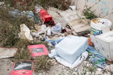 çimlere atılan çöp