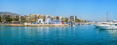 Deniz Feneri Plajı ve yatları Yüksek Çözünürlüklü Panorama demirledi