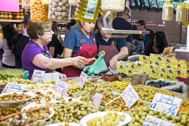 Pazarda zeytin standı