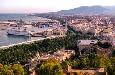 Malaga şehrinin panoramik manzarası 