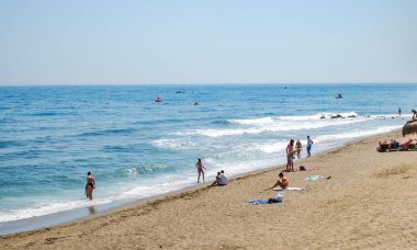 Akdeniz kıyısında sahilde insanlar