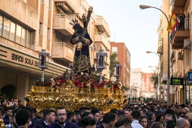 Bir İspanyol şehrinde Kutsal Hafta'da alayı insanlar