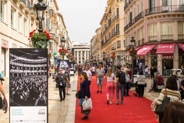 insanlar kırmızı halı üzerinde