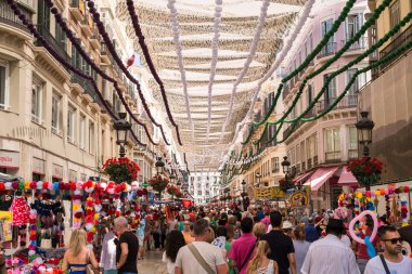 Feria d de Marques de Larios yaya sokakta insanlar