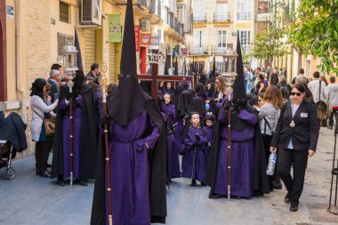 Bir Spa'da Kutsal Hafta'da geçit törenine katılan lar