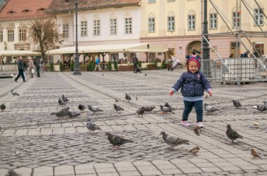 Sibiu, Romanya - 29 Eylül 2018. güvercinler ve çocuklar n Gran