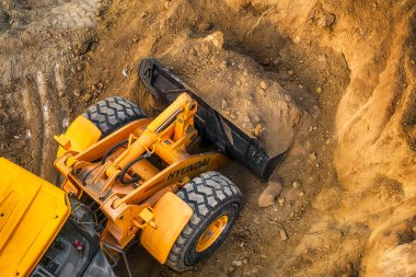 Modern ekskavatör constructio üzerinde kazı çalışmaları yapar