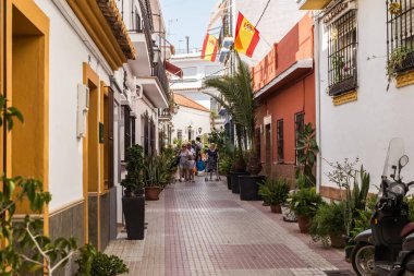 Marbella, Costa del Sol turistler ile tipik eski şehir sokak