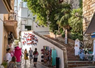 Marbella turistler ile tipik eski şehir sokak