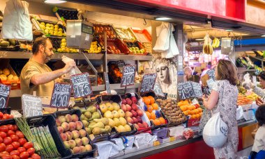 Merkez Market'te tezgahta çeşitli meyveler 
