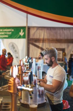 Bira servisi yapan işçiler