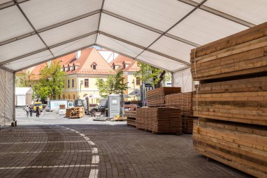 Devlet başkanlarının gayri resmi toplantısına hazırlanan işçiler