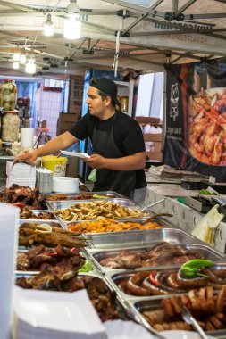Bir sokak fast food kafe çalışanları müşterilere hizmet verir.